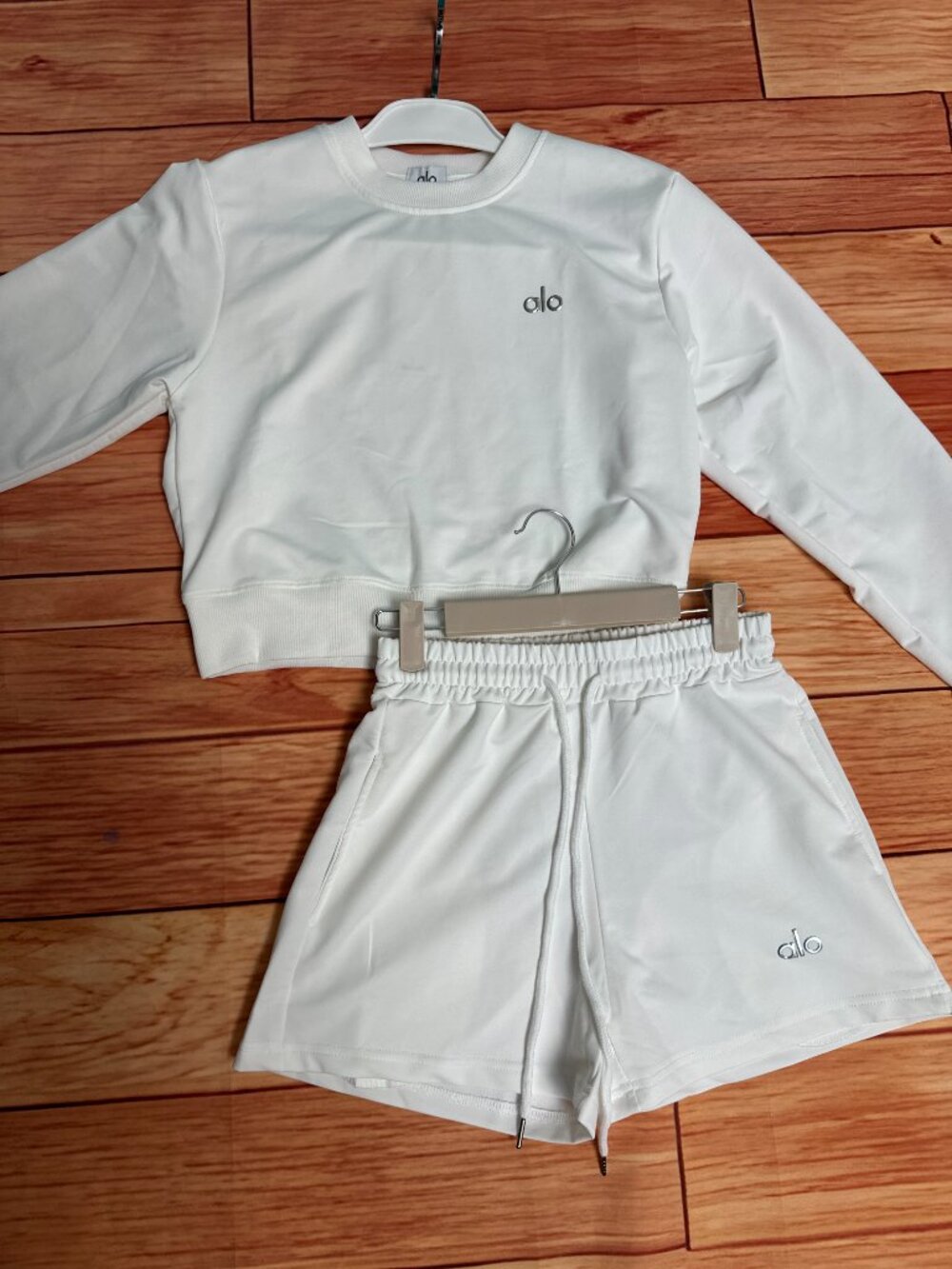 Women's White ALO Long-Sleeve Sweatshirt and Short-Sleeve Set L - Picture 1 of 4